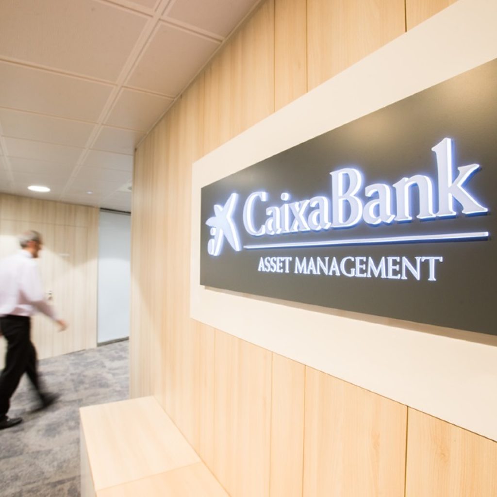 oficina-caixabank-am-con-el-logotipo-en-la-pared